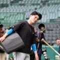 日本ハム　清宮幸太郎が恩師にあいさつ　笑み浮かべて言葉をかわす　昨季まで打撃コーチ務めた元祖阪神代打の神様