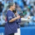 ヤクルト　山本萩子と五十嵐亮太氏がセレモニアルピッチに登場　山本がこん身のノーバン投球披露