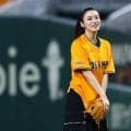 「顔小さすぎ」人気女優が“赤面投球”　黒髪ポニテゆらし…「なんぼ何でも可愛すぎる」