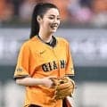 始球式の池田エライザと２ショット撮影に成功！巨人の“人気者”投稿に反響「素敵ショット」「可愛い」