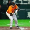 【巨人】田中将大が打席で怒り爆発　犠打の構えも顔面付近の危険投球にほえてにらみつける