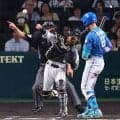 【阪神】梅野隆太郎が会心バズーカ　投手しゃがむ“強肩発動”で快足ランナー五十幡亮汰しとめる