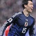 ｢こんなお茶目な一枚が見られるなんて｣Cパレス鎌田大地の優勝トロフィー抱えての“無理矢理”スマイルショットが話題！｢いい写真だw｣｢ヒューズありがとう笑｣