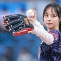 29歳の人気美女アナが「ただただ可愛い」　ノーバウンドに笑顔…投球後の所作も「素晴らしい」