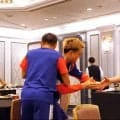 堂安律「さすがに（笑）」“ハグ強制終了”で中村俊輔コーチと握手！逃げられた長友佑都「ちょっと待てよ！（笑）」