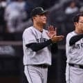 巨人・橋上監督代行「感動の抱擁にはなりませんでしたけど（笑）」メンバー交換で新庄監督と笑顔のやり取り