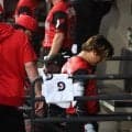 村上宗隆、右太もも裏痛め途中交代　一塁へ全力疾走後　２打数無安打