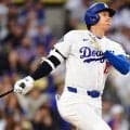 大谷10号直後…ベンチで大興奮の同僚　ニッコリ笑顔で“フリフリ”、誰よりも振った太い腕