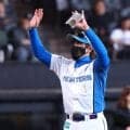 日本ハム　メンバー表交換で異例の光景　新庄監督が身を乗り出して巨人・橋上監督代行と話し込む→納得の表情で握手