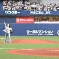「本当にドキドキ」ＮｉｚｉＵのＭＡＹＵＫＡとＭＩＩＨＩが京セラＤ降臨　可憐な投球に球場大盛り上がり