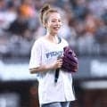 「相変わらず可愛すぎる」「いい意味で年齢不詳」３８歳になった人気美人声優がエスコン降臨　お団子ヘア、デニムショートパンツ姿で圧巻ノーバン投球に騒然「めっちゃ久しぶりに」「声のマイク乗りが」