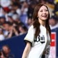 おへそチラリ…“世界的美女”がノーバウンド投球　ぴょんぴょんに喝采、場内どよめき