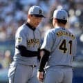 阪神　藤川監督の采配ズバリ！八回大ピンチで岩崎投入→連続三振で鮮やかに切り抜ける　敵地が大歓声　連勝でリーグ３０勝一番乗り
