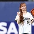 長髪ふわりの可憐ピッチ　超人気美女がまさかの結果に“ハニカミ笑顔”も…直後に届けたペコリ