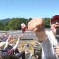 チョコプラ長田の「頭が小さすぎて…」 現地レポでの意外な姿にシソンヌ長谷川驚き ラリージャパンに登場＆アドリブに会場沸く