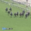 いったい何が？ レース中のジョッキーに“異変”…バランス崩すアクシデントも落馬回避→3着フィニッシュにファン安堵と称賛「無事で良かった」
