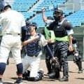 腕を振り上げ「ストライク！」　夏の大会に向けて審判たちが講習会