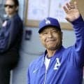 ロバーツ監督の継投ズバリ！スクランブルベシア投入で切り抜ける　左腕は絶叫→ニッコニコで佐々木朗希と抱き合う　本拠地が熱狂