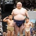 元宝富士が７歳＆６歳の息子と相撲取る、引退相撲最後の一番で満面の笑み