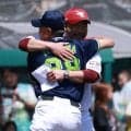 【ヤクルト】池山監督、メンバー表交換時に楽天三木監督と抱擁　30日は「パワーをくださいと」