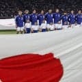 【日本代表】DF吉田麻也が主将として先発出場　君が代斉唱では涙し「つられた」SNS反響