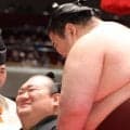 断髪式でキス、キス、キス、キス、キス、キス　桐山親方へ関取衆がほっぺにチュー