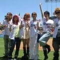 人気グループＸＧがドジャースタジアムで始球式　７人そろって四方にお辞儀　ＪＵＲＩＮがワンバウンド投球　スタンドから大歓声