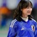 ｢影の着こなしオシャレすぎ｣W杯の女神・影山優佳が国立スタンド席に降臨“復刻ドーハユニコーデ”披露！｢センス抜群！｣｢やっぱりW杯には影ちゃんいないとね｣