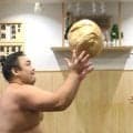 夏場所Ｖ逸の大関・霧島が再始動「よしやるぞ」　サッカー元フランス代表FWベンゼマとの出会い＆家族キャンプでリフレッシュ