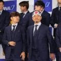 日本代表、北中米Ｗ杯の事前合宿地メキシコへ出発　“ブラボー”ことＤＦ長友佑都は闘魂ハチマキで式典に登場　チームに魂注入！