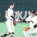 巨人　坂本勇人がスーパープレー！スライディングキャッチからノールックで一塁へ完璧な送球　本拠地が大歓声に包まれる　解説も「見えてないはず」