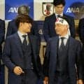 長友は闘魂ハチマキ　「優勝」めざし日本代表がワールドカップへ出発