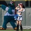 広島　マツダでファイターズガールが「きつねダンス」披露　交流戦ならではの企画で球場盛り上げる
