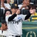 阪神・藤川監督がリクエスト成功　佐藤輝の二ゴロ併殺がセーフに覆る　甲子園に歓声
