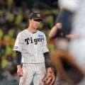 阪神　遊撃・小幡が痛恨の失策　１３試合ぶりに先発起用も七回２死二、三塁でファンブル＆一塁悪送球でダブルエラー　ラッキー７を前にスタンドからため息