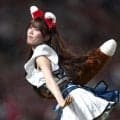 日本ハム　赤きつねが「かわいい」「あざといな」マツダに遠征でイメージがらりのＦガールに反響　中継席では広島元監督も！？