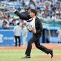 【ヤクルト】登場曲は指揮官の…スーツ姿で伊藤智仁2軍投手チーフコーチがファーストピッチ