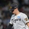 阪神　右翼・佐藤輝の痛恨失策で追加点許す　甲子園に悲鳴が響く　四回に打球をはじいて本塁へ悪送球