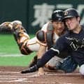今季初スタメンマスクの巨人・小林　決死のタッチで先発の田中将を救う　左翼・佐々木→遊撃・泉口の中継プレーで相手の得点を阻止