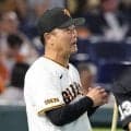 巨人・橋上監督代行が捕手の小林を称賛「落ち着いてベテランらしくリズム良く田中投手を引っ張ってくれた」　今季初スタメンマスクで奮闘、好守備も