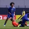 「VARなくて助かった」U-19日本代表MFが激しいディフェンス→主審流すも捉えた光景に「レッドでもおかしくなかった」の声も