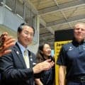 鳥人ブブカ氏は「鳥の英雄」、鳥取知事が称号授与「運命的な鳥の絆」