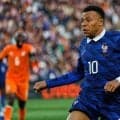 エムバペびっくり！コートジボワールのケシエが主審をショルダーチャージで倒し試合中断