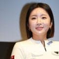 ベージュのミニスカ姿でイ・ボミさんが雨中スイング「可愛い」「いつも見てもきれい」