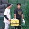 阪神　藤川球児監督が立石正広に語りかける　交流戦で打率・０９４と不振のドラフト１位と練習中に会話　１週間前にもアドバイス送る