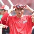 オリックス・西川龍馬が新井監督と談笑　小園、矢野らに囲まれ、大盛とは記念撮影　マツダスタジアムでかつてのチームメートと旧交温める