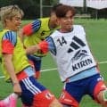 【現地発】“想定外”が続く日本代表キャンプで25歳を迎えた久保建英が作り出す“空気感”　「あんま25って感じは…」10年来の盟友・中村敬斗も笑顔