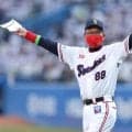 ヤクルト・池山監督　新庄マスク着用のサプライズ　プレゼントの新庄監督も大喜び