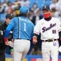 【ヤクルト】池山監督、日本ハム新庄監督と試合前に観客沸かす　もらった赤マスク着用