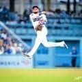 ドジャース　ロハスが超絶美技！二遊間のゴロをベアハンドキャッチ→一塁へ完璧スロー　佐々木朗希も笑顔に　４回無安打投球をアシスト